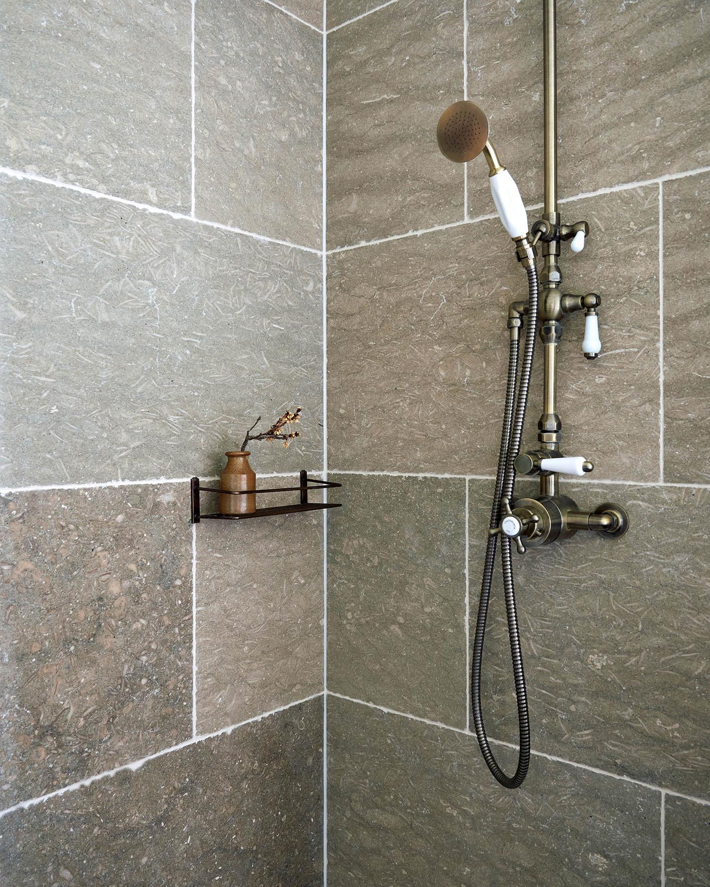 Seagrass Tumbled Limestone - 610mm x 406mm (10mm thick)