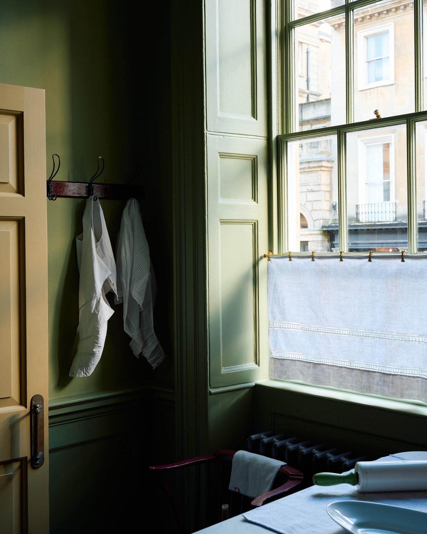 Aged Brass Café Curtain Rail - 2000mm rail with 3 brackets & 20 clips