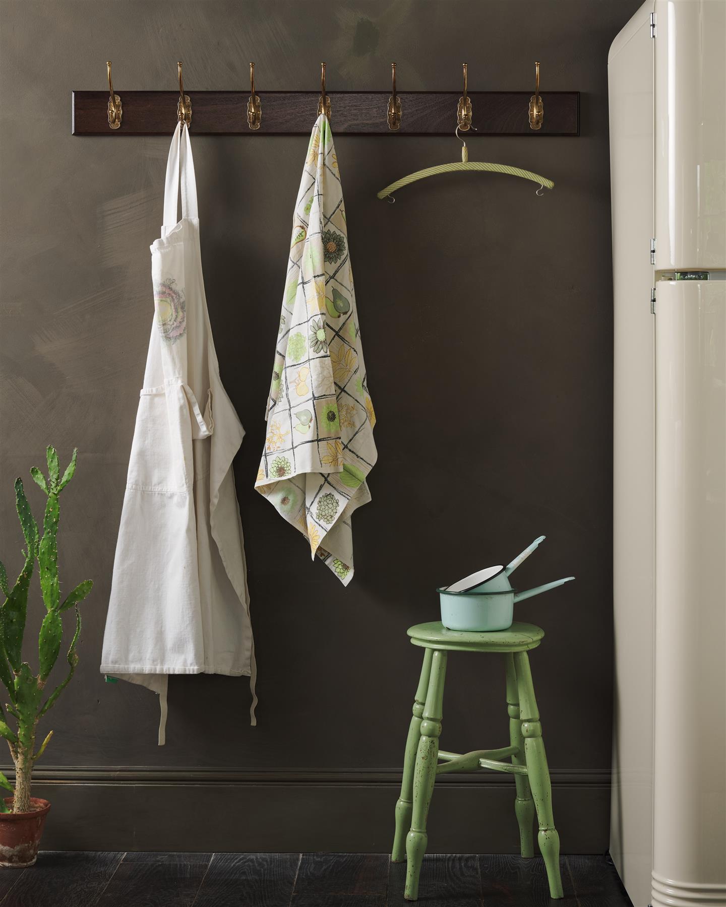 The Petite Parisian Café Hook Rack - 5 Hooks, Mahogany Finish