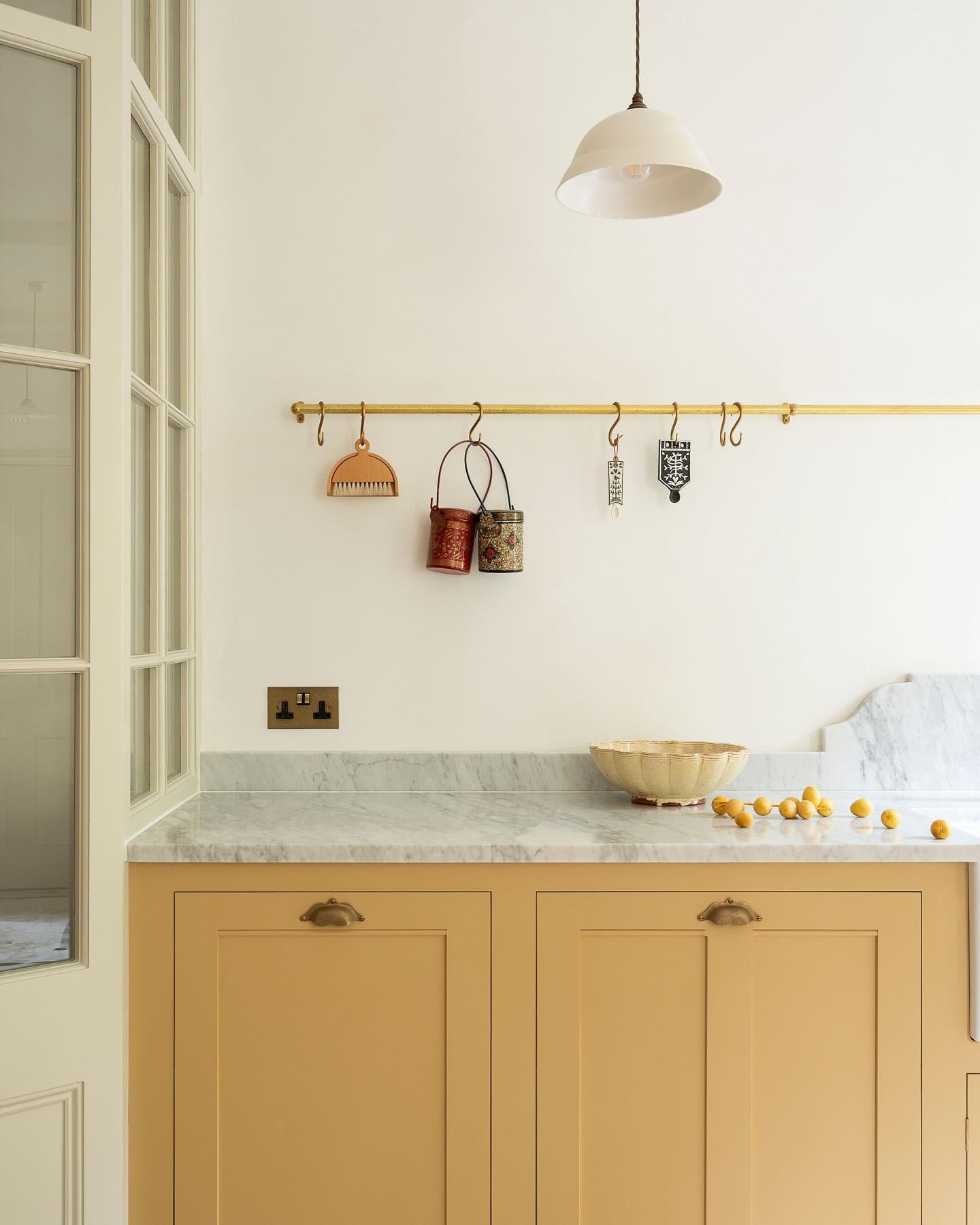 Aged Brass Hanging Rail - 3000mm rail with 4 brackets & 15 s hooks