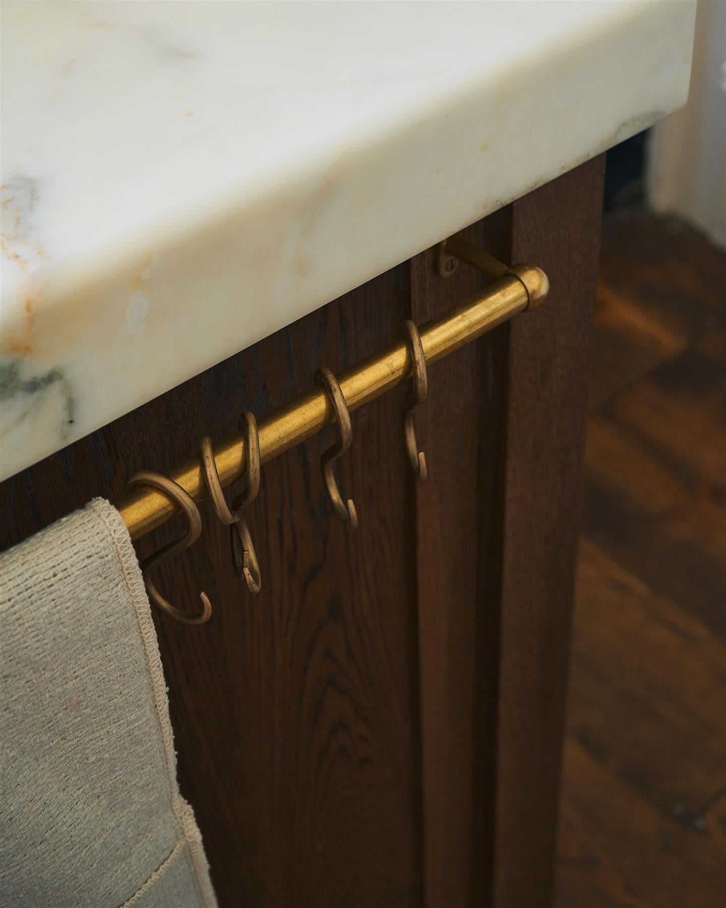 Aged Brass Hanging Rail - 900mm rail with 2 brackets & 5 s hooks