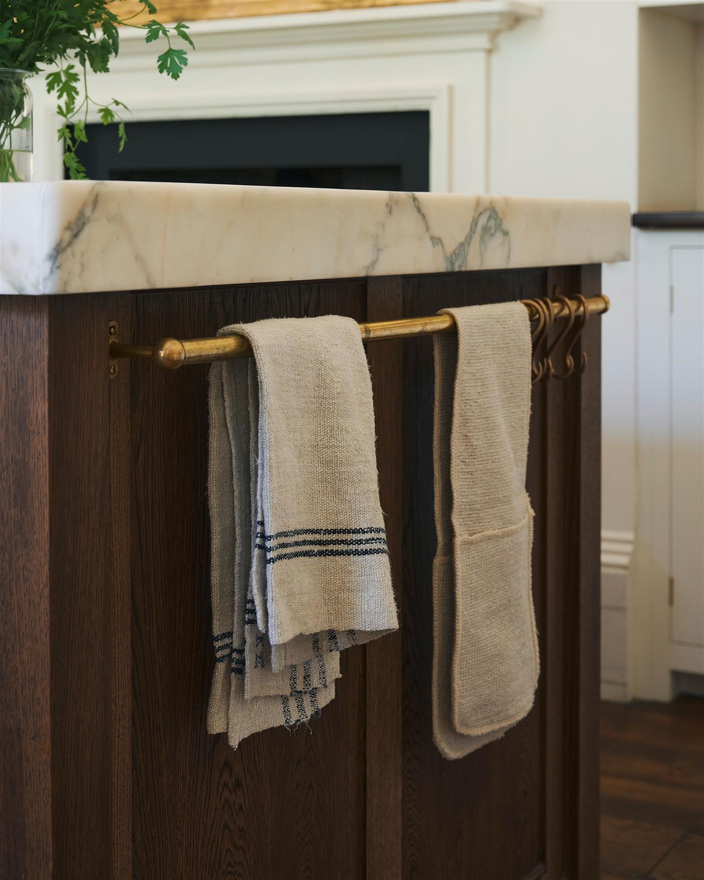 Aged Brass Hanging Rail - 900mm rail with 2 brackets & 5 s hooks