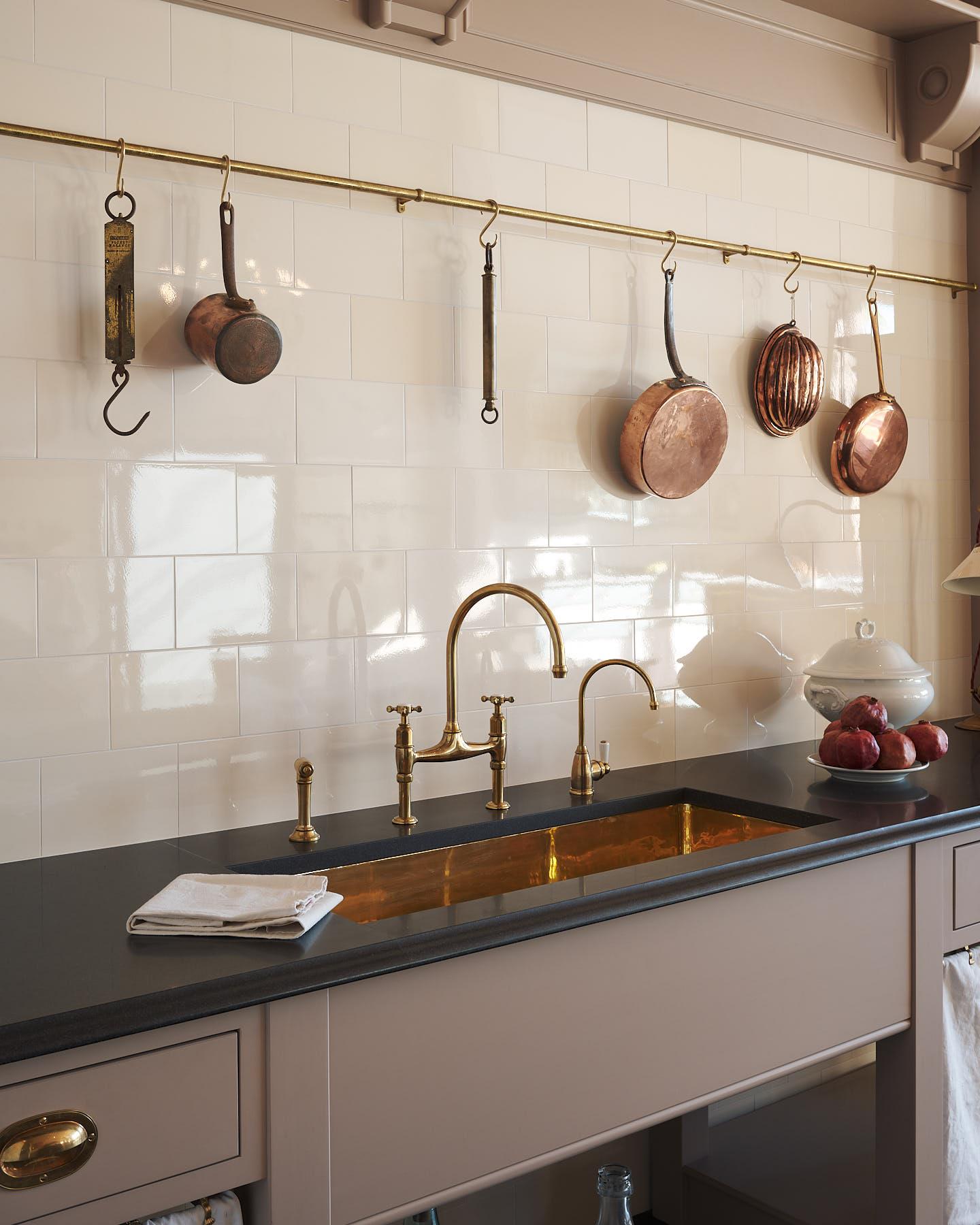 Aged Brass Hanging Rail - 1200mm rail with 3 brackets & 10 s hooks