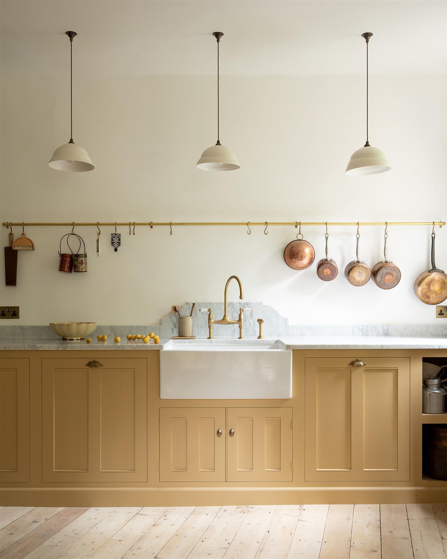 Aged Brass Hanging Rail - 900mm rail with 2 brackets & 5 s hooks