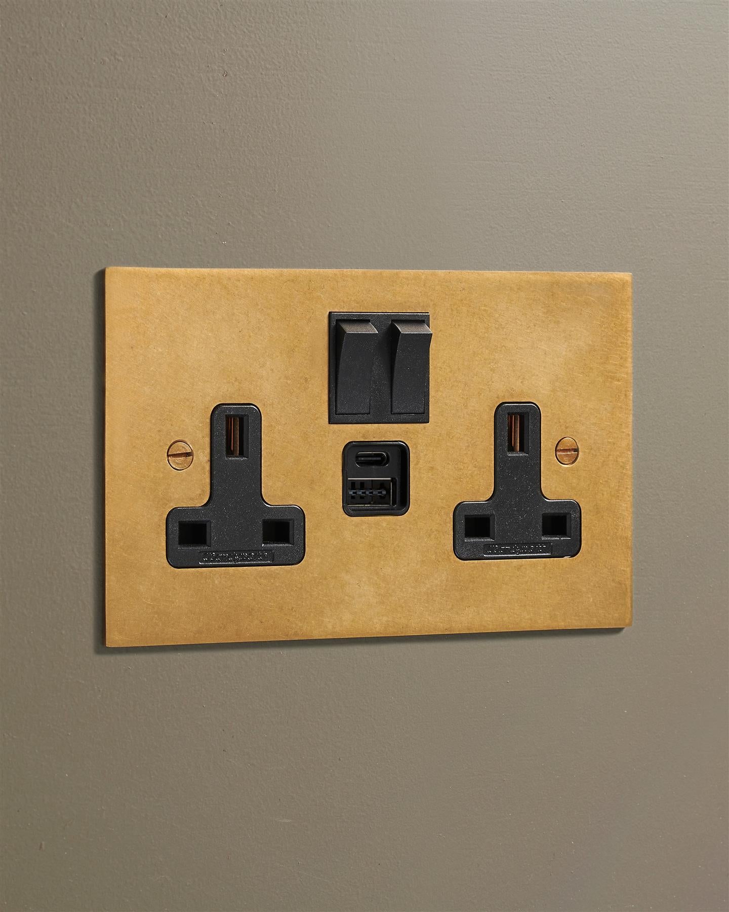Aged Brass Classic 13A Plug Socket - Twin with USB A/C