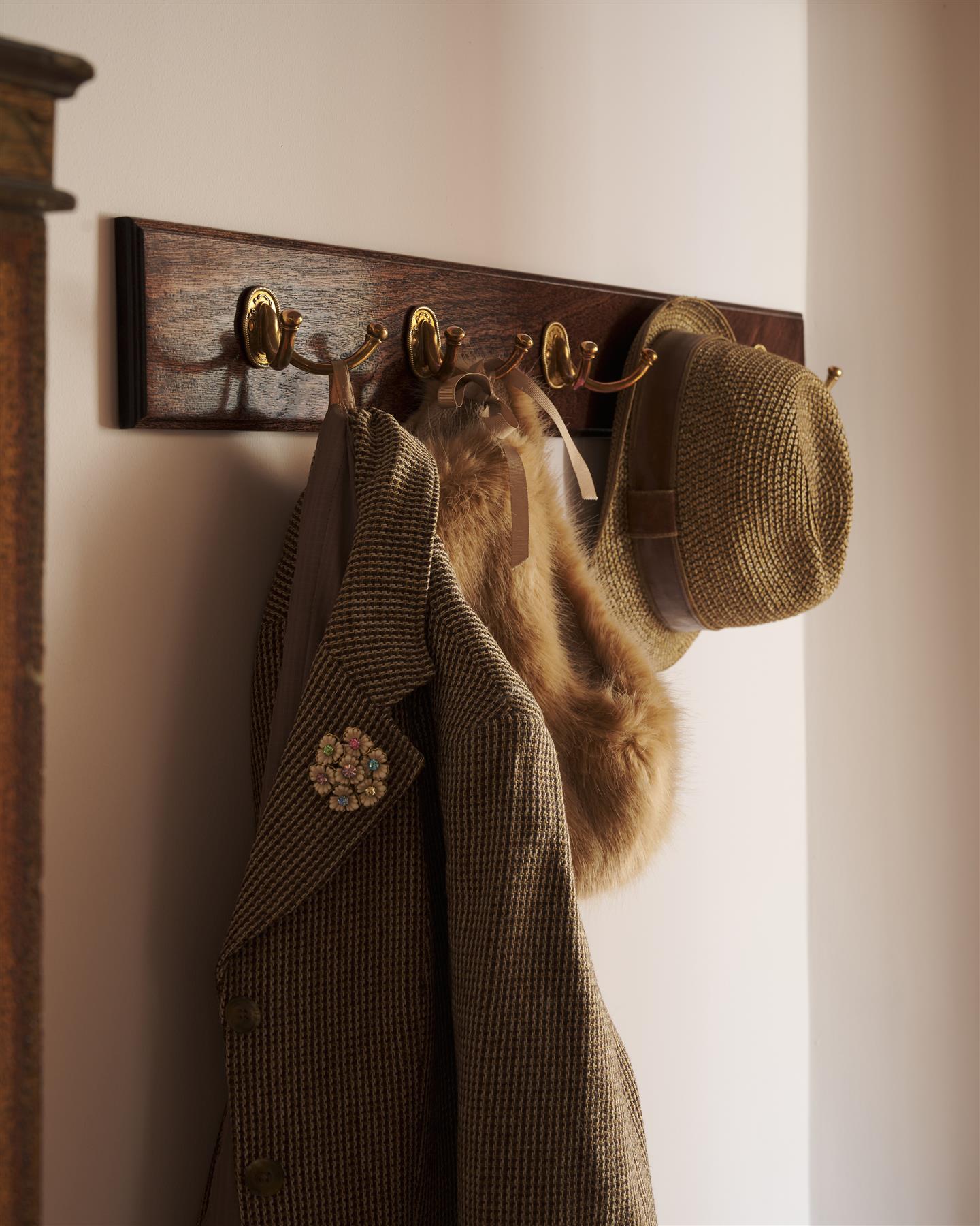The Twin Parisian Café Hook Rack - 6 Hooks, Mahogany Finish