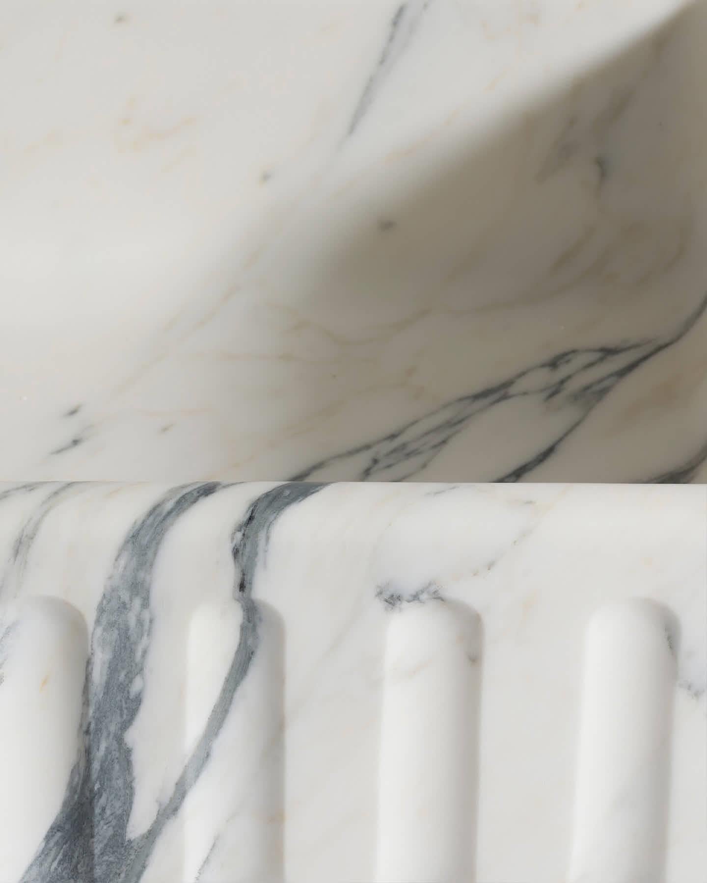 Tuscan Farmhouse 1000 Single Fluted Arabescato Marble Sink