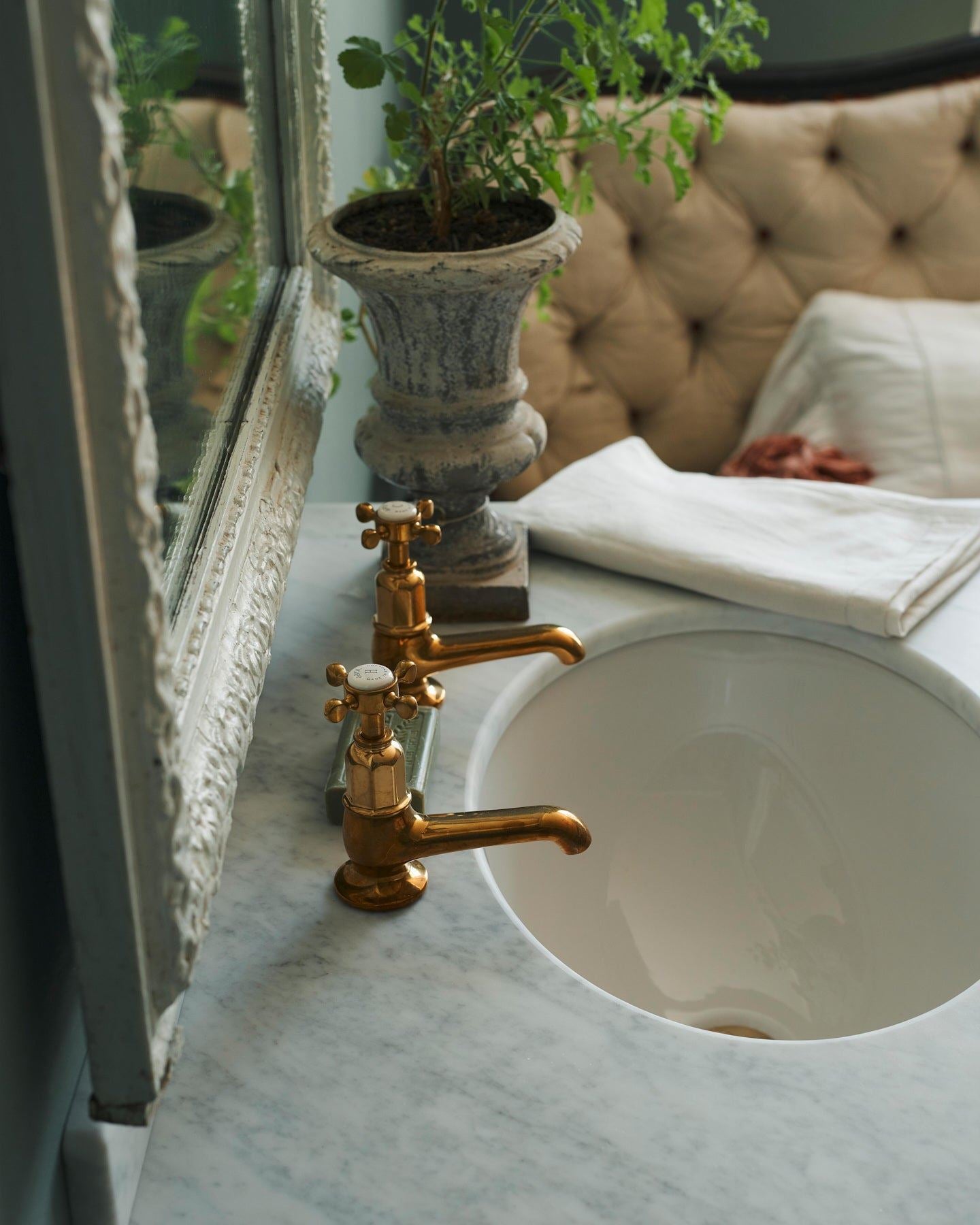 The Victorian Washstand - Pillar Taps, Large, Mushroom, Marble Worktop