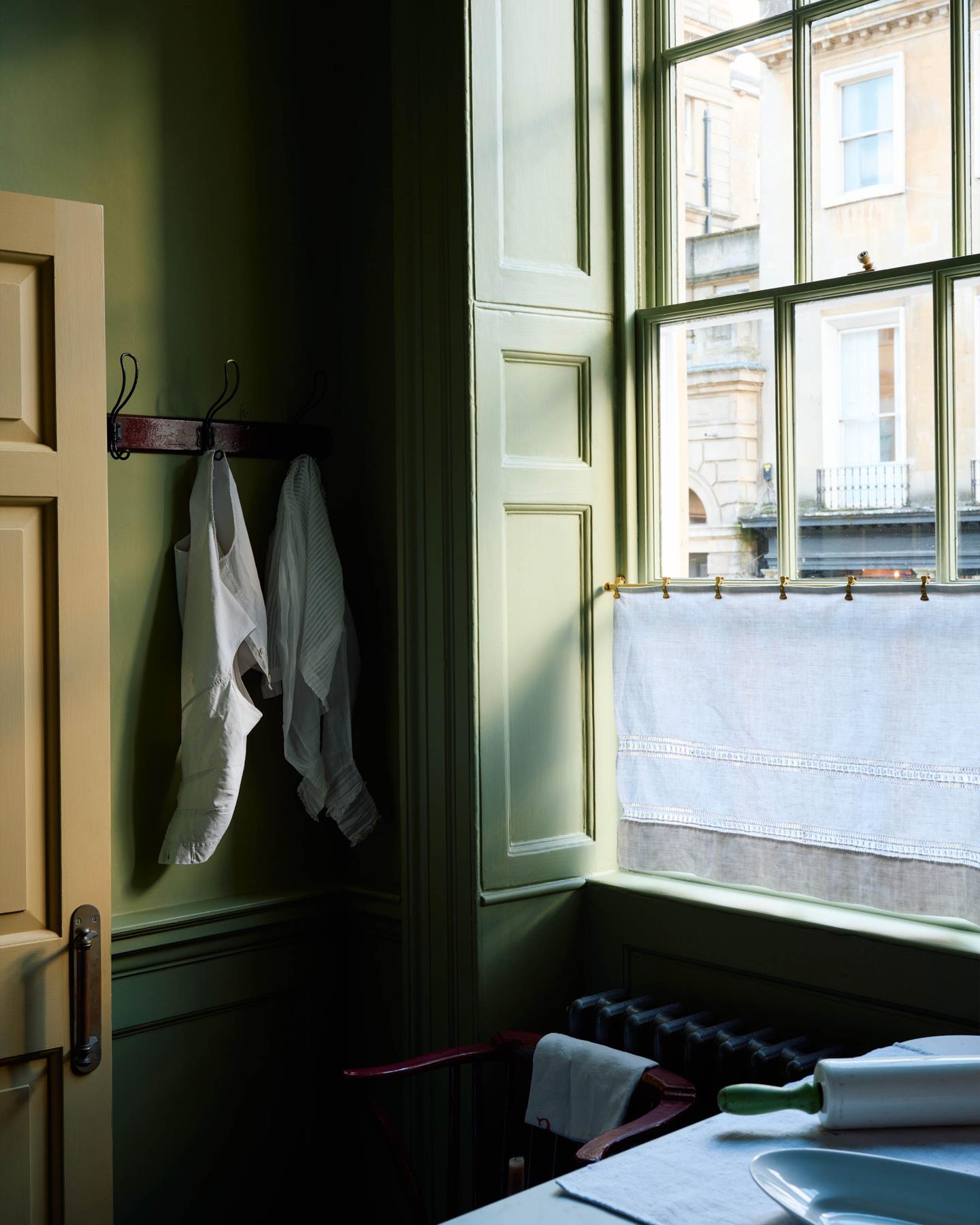 Aged Brass Café Curtain Rail - 3000mm rail with 4 brackets & 30 clips