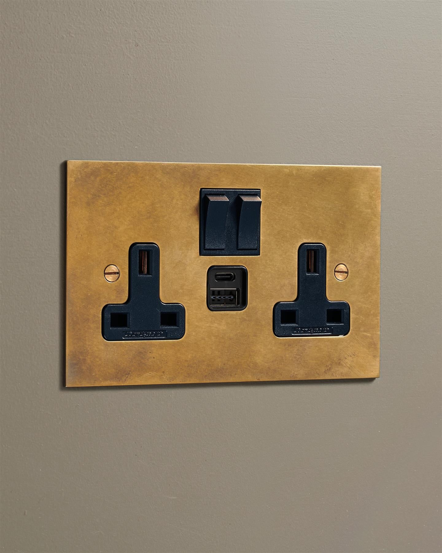 Heirloom Brass Classic 13A Plug Socket - Twin with USB A/C