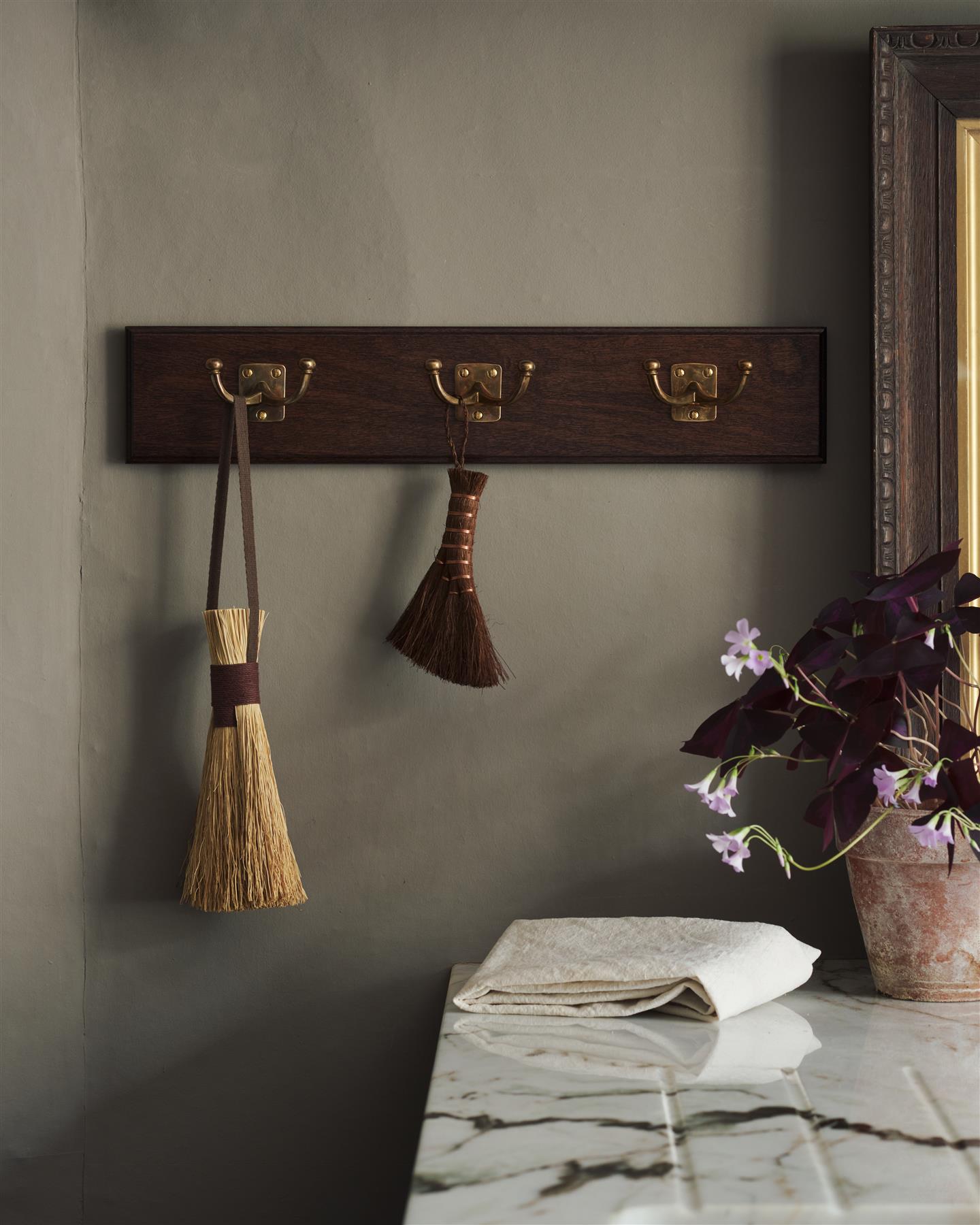 The Twin Edwardian Hook Rack - 6 Hooks, Mahogany Finish