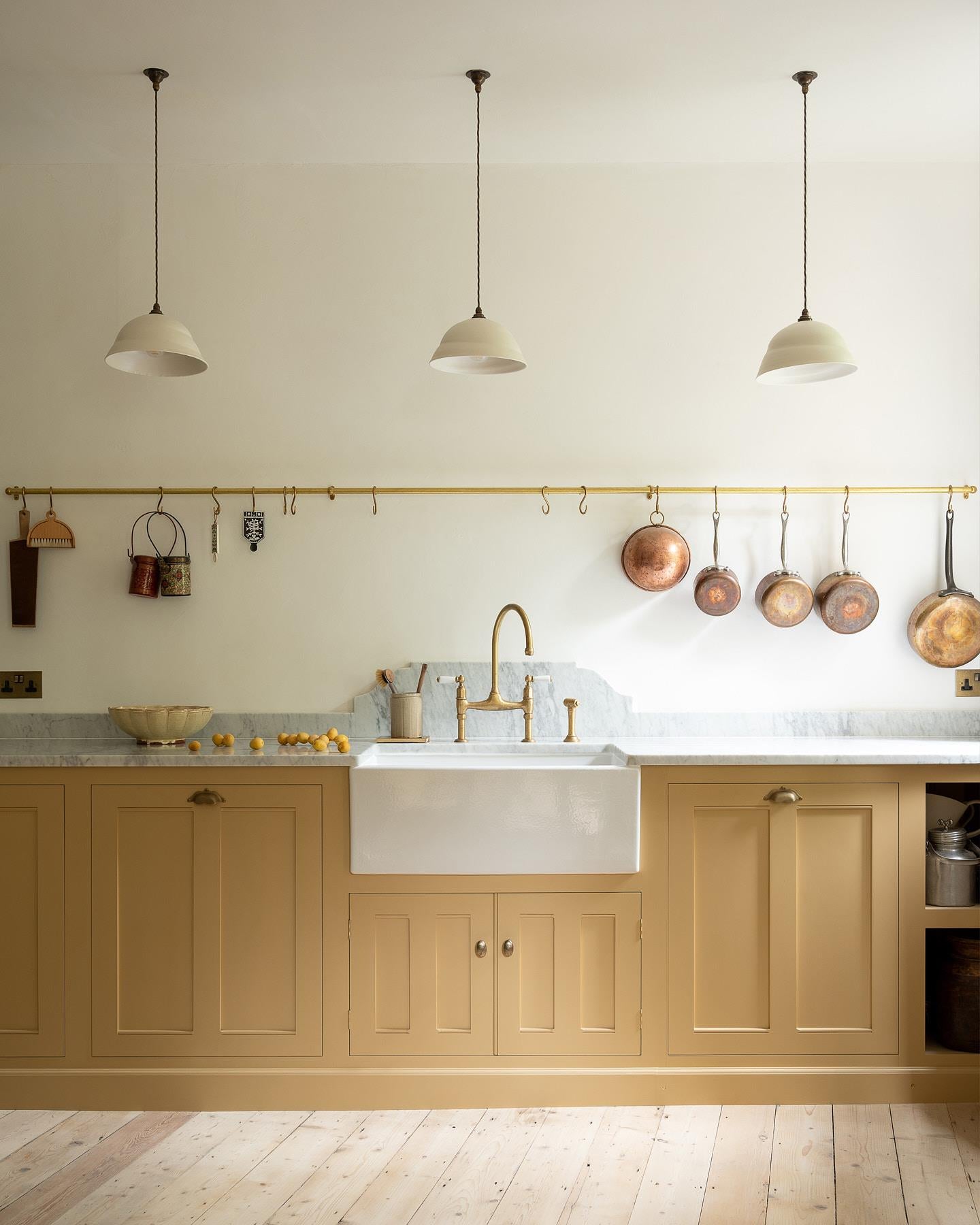 Aged Brass Hanging Rail - 2000mm rail with 3 brackets & 15 s hooks