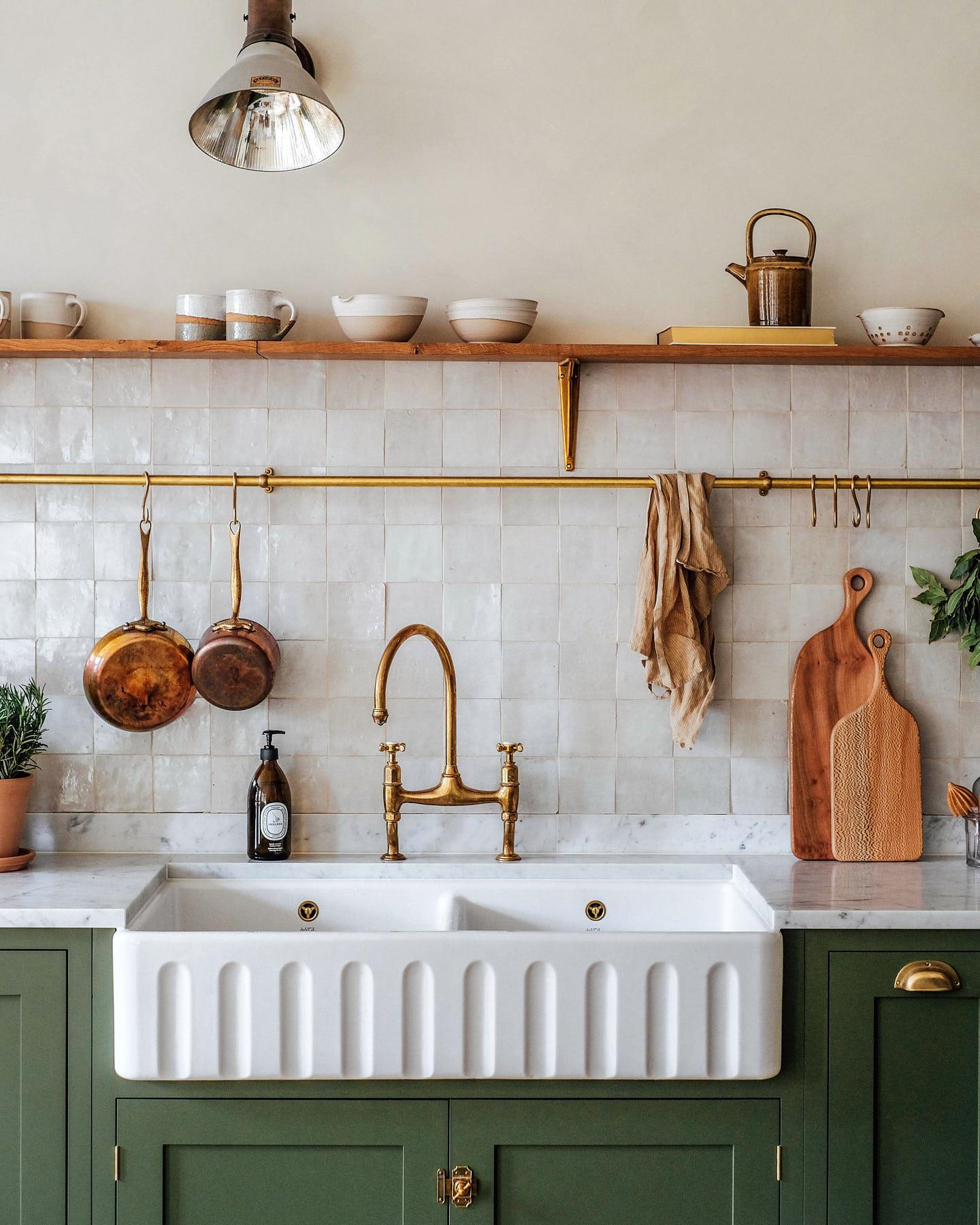 Aged Brass Hanging Rail - 1200mm rail with 3 brackets & 10 s hooks