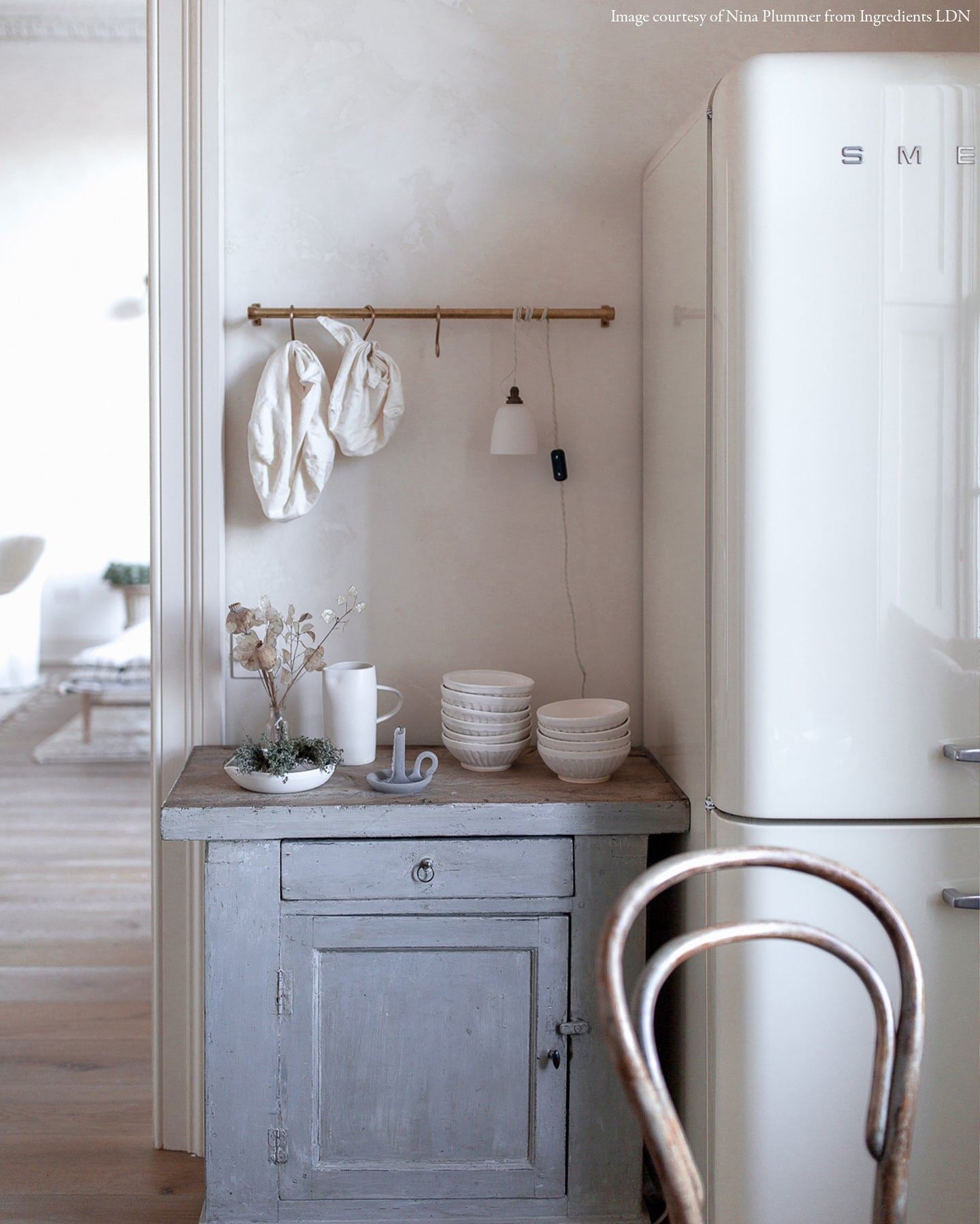 Small Plain Beaker Porcelain Plug-in Light