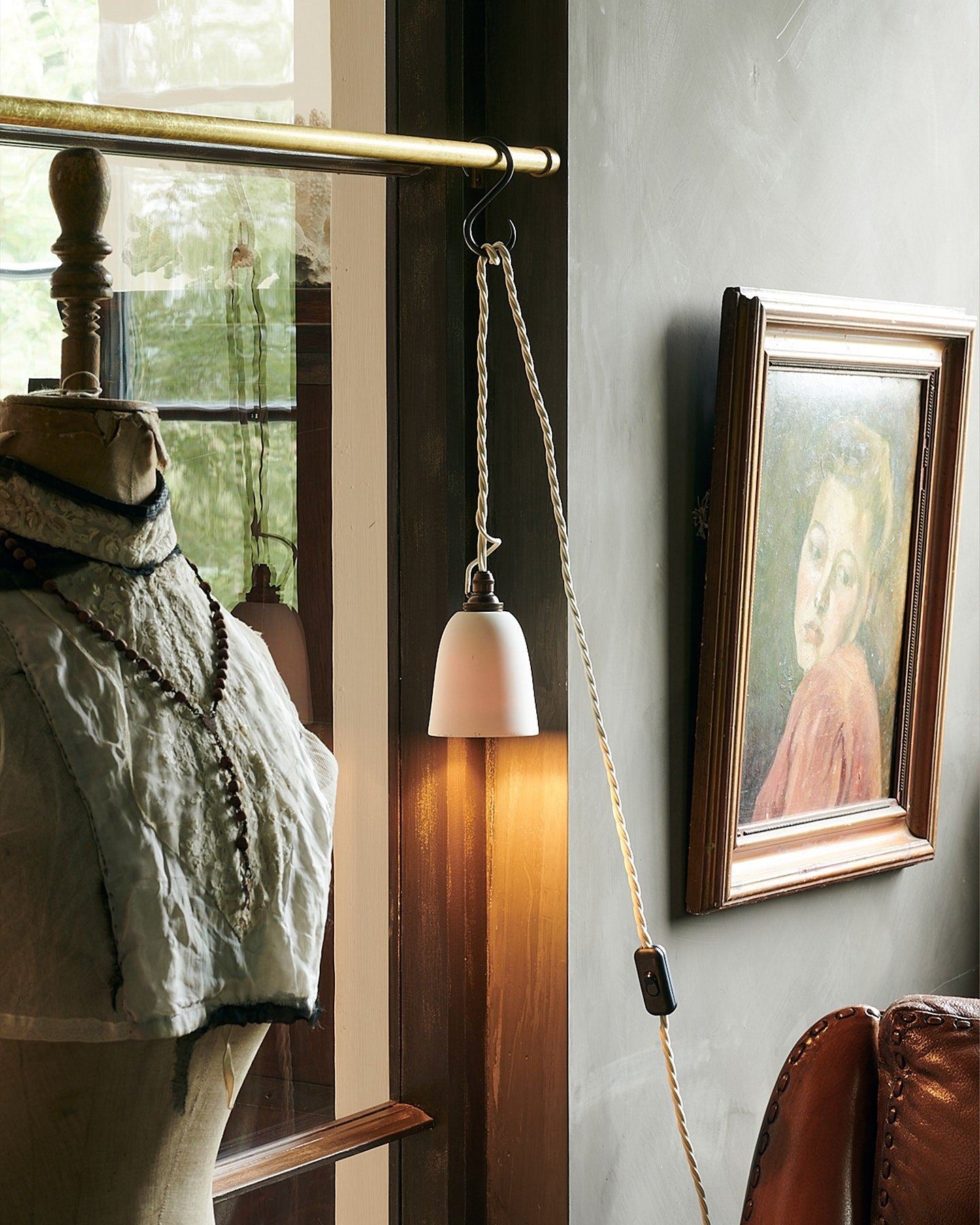 Large Plain Beaker Porcelain Plug-in Light