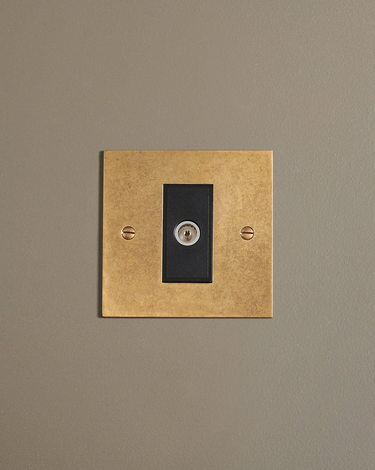 Aged Brass Classic TV Outlet TEST