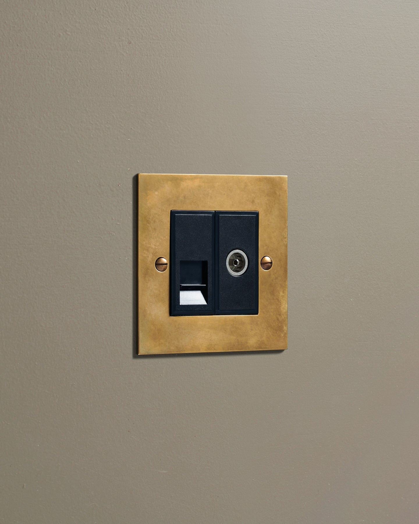 Heirloom Brass Classic TV & Telecom Outlet - 2 Gang