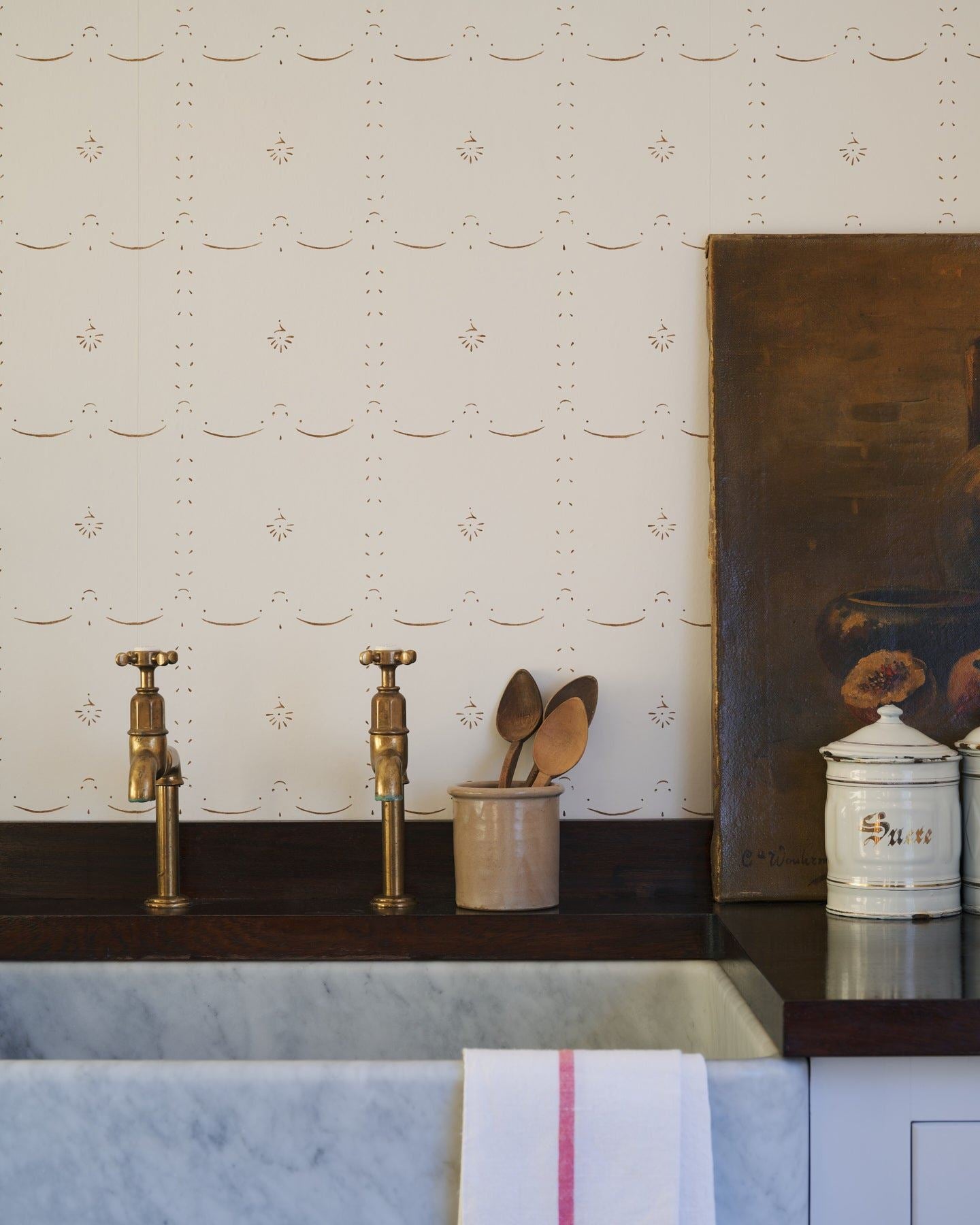 Grand Ditsy Delft Wallpaper in Sepia